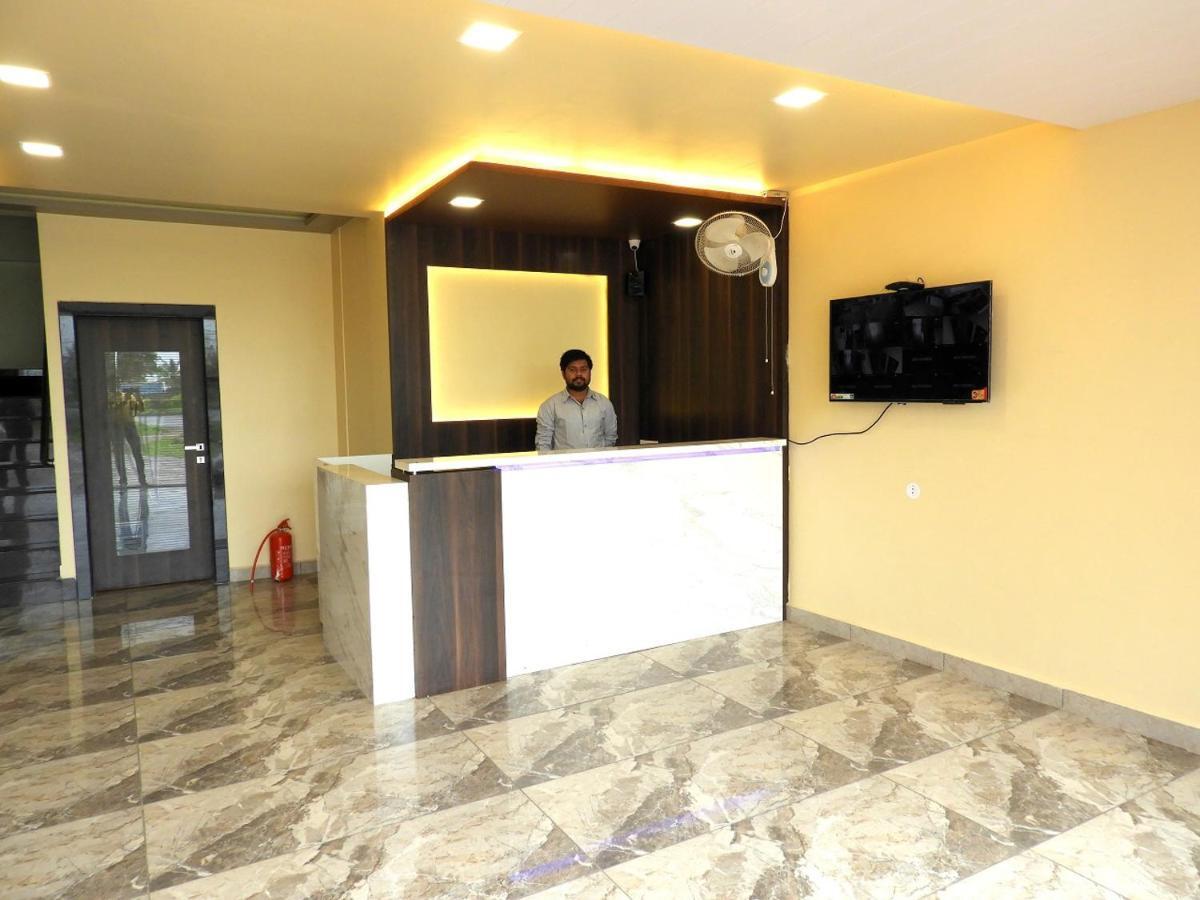 Hotel Somnath Daksh Exterior photo